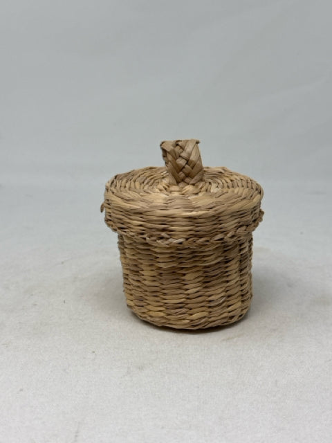 Small Wicker Basket with Lid [MHF]