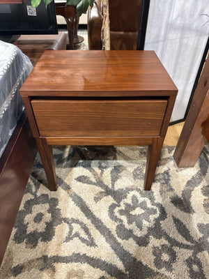 Pair of Night Stands ( 17.75"W X 13.75"D X 19.5"H)