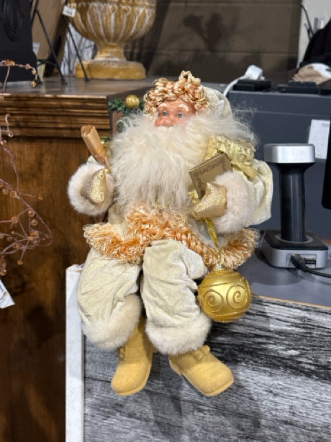 Old World Santa Shelf/Mantle Xmas Decoration