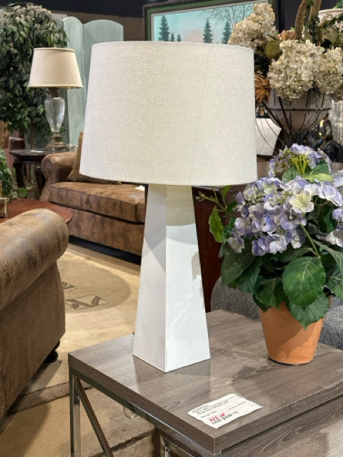 27" White Pyramid Base Cream Shade Table Lamp [MHF]