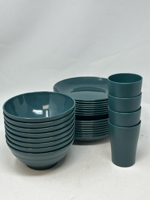 28 Piece Green Plastic Dish Set