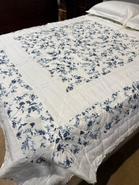 Full/Queen Blue & White Floral Quilt Set