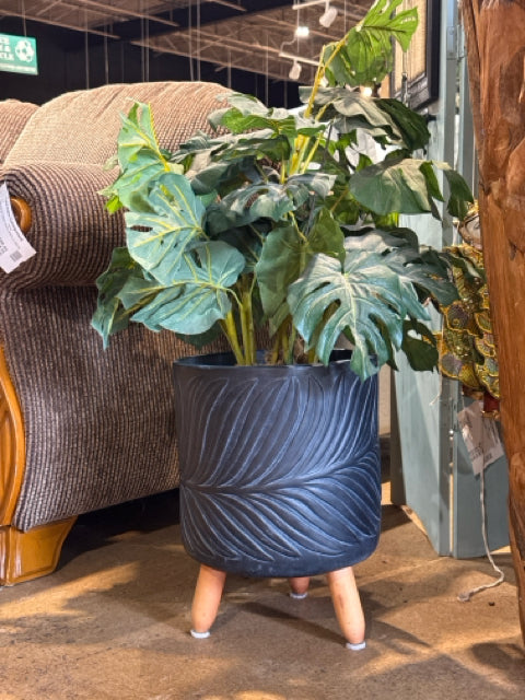 Beryl Leaf Charcoal with Wooden Legs Plant Stand