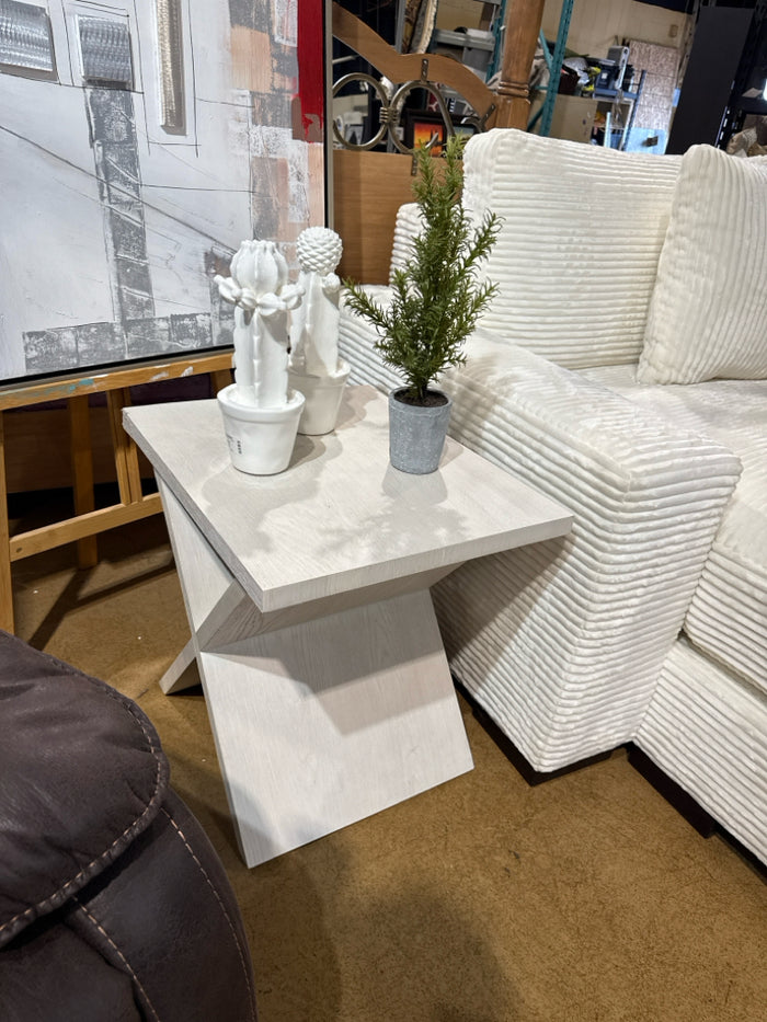 Accent Table (Damaged)[MHF]