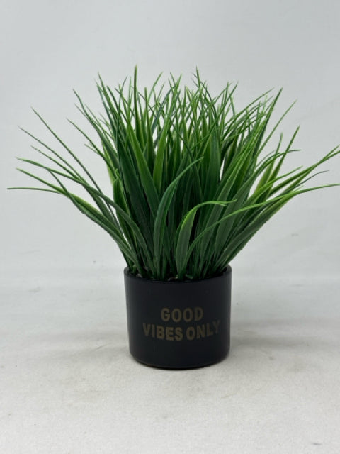 Artificial Grasses in Round Black Pot