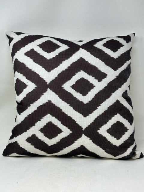 Pair of Black & White Pillows [MHF]