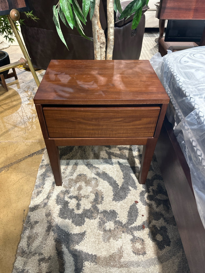 Pair of Night Stands ( 17.75"W X 13.75"D X 19.5"H)