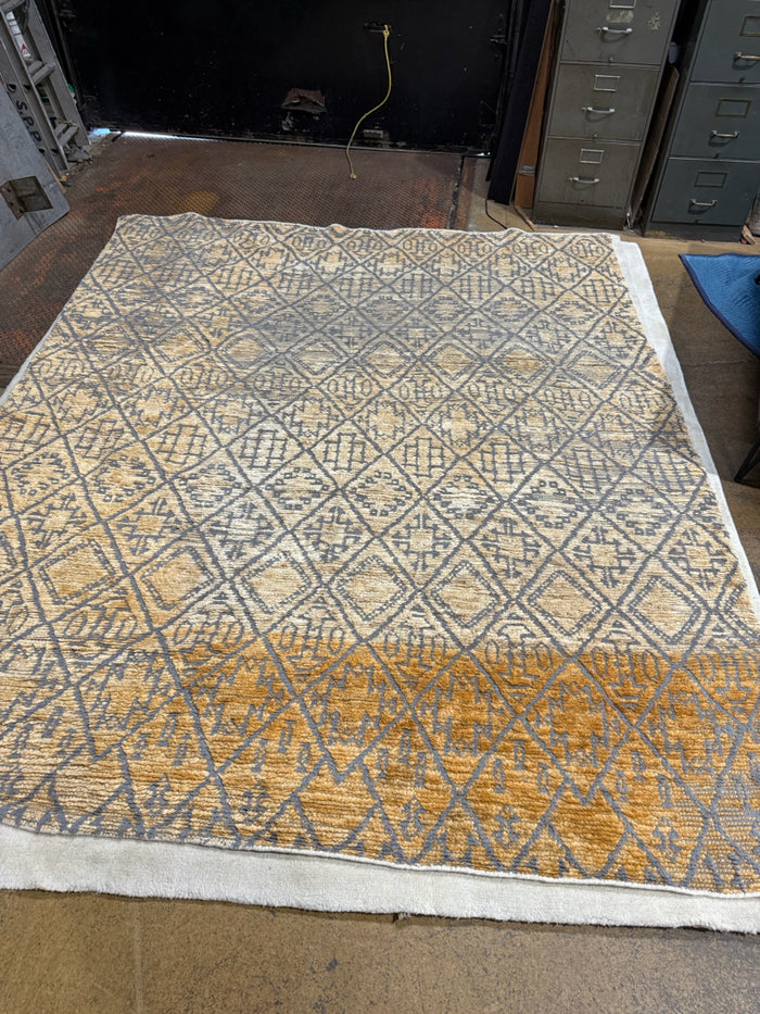 8' x 9.5' Carpet (Damaged)