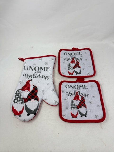 Oven Mitt & 2 Fabric Trivets (Gnome for the Holidays)