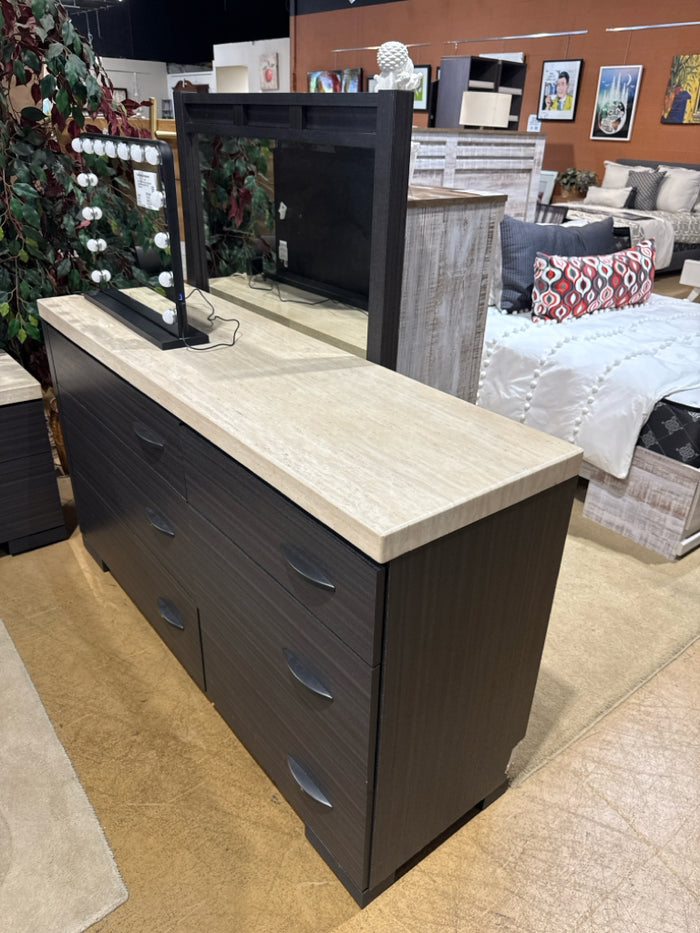 6 Drawer Dresser & Mirror (Damaged)