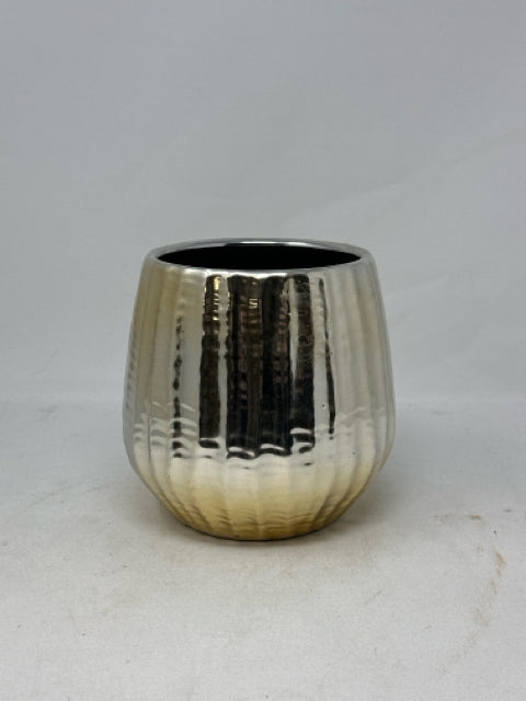 Soft Gold Ribbed Pot