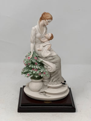 Giuseppe Armani Florence Maternity with Flowers Figurine