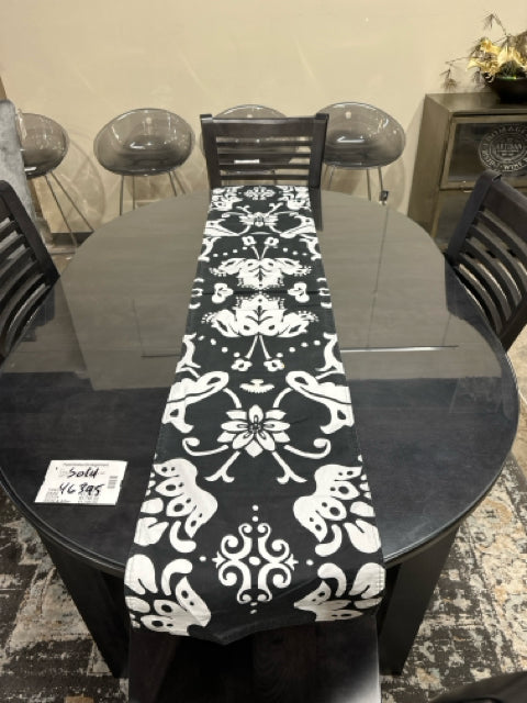 Black & White Floral Table Runner (Small Stain)